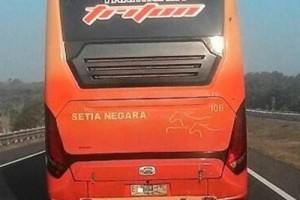 Penampakan Bus Setianegara yang menyerempet bus yang ditumpangi anggota DPRD Kuningan